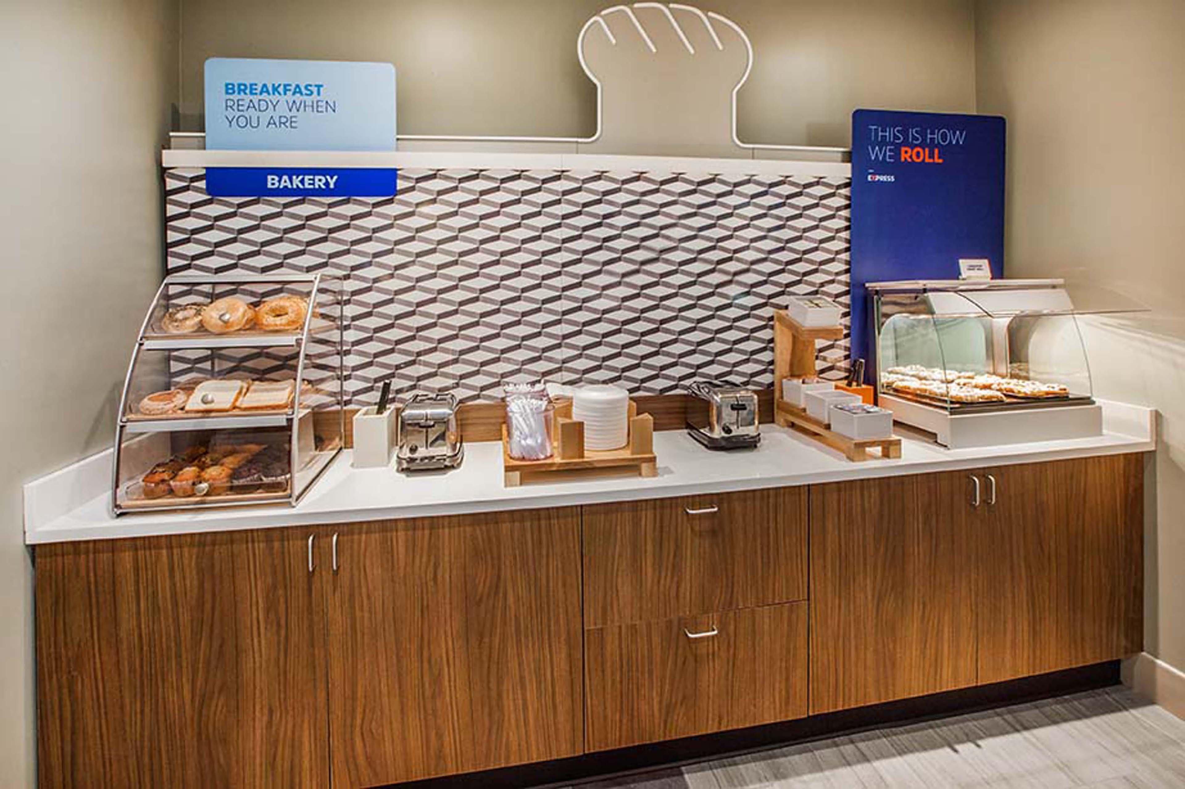 Holiday Inn Express & Suites Pueblo By Ihg Esterno foto